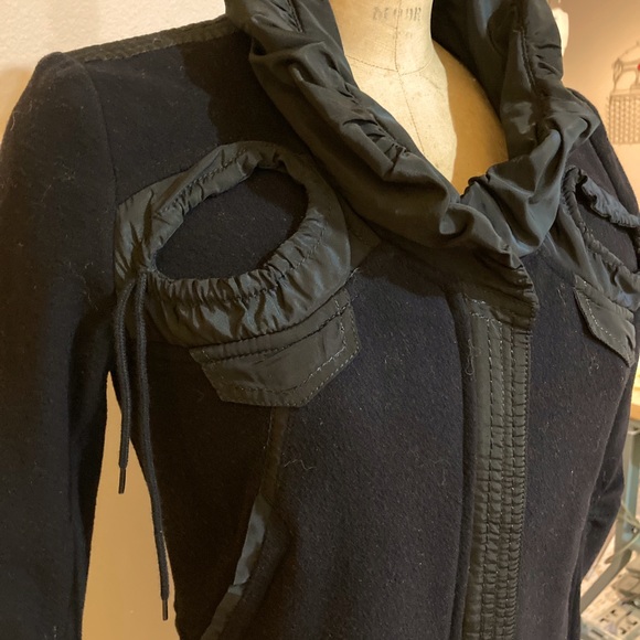 An interesting black warm jacket - Picture 2 of 16